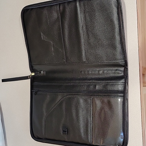 🦋4 for $20, or as marked. VGUC- Large Size Zippered Travel Portfolio - Picture 3 of 3